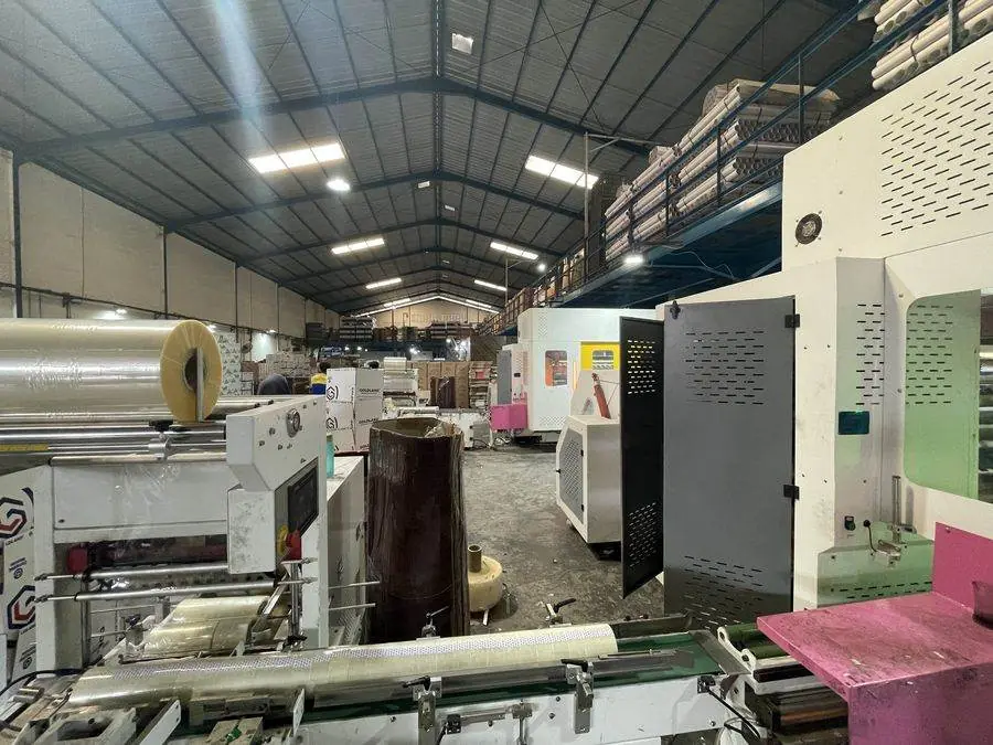 Suasana pabrik produksi lakban Harmony dilihat dari dalam gudang